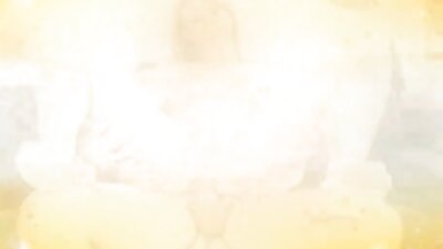 සුදු මස් සහ ඔහුගේ ඇලෙන සුළු සංග්‍රහය රස විඳිමින් සිටින ලස්සන කළු ගණිකාවක්